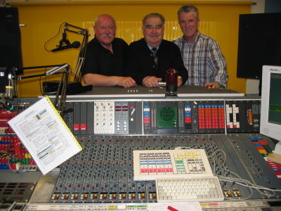 Im Studio von Radio-Tirol, v.l.n.r.: ORF-Moderator Ingo Rotter, mein Freund Karl Lanzmaier, Generalmanager von Slavko Avsenik, Peter Reicher
