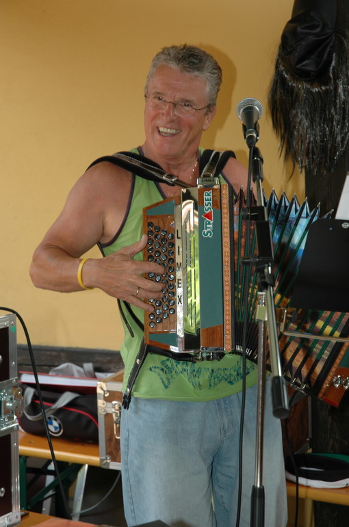 Peter auf seiner geliebten Steirischen Harmonika