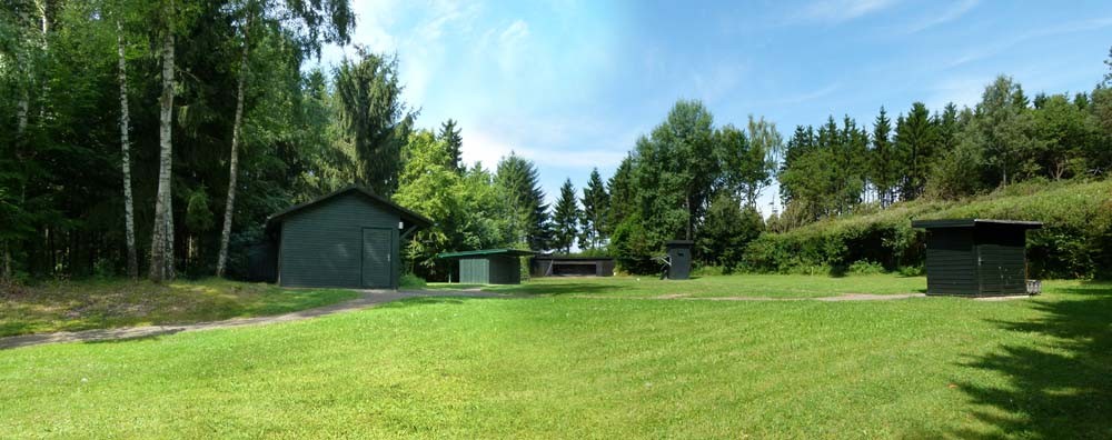 Wurfscheibenanlage mit Hoch- und Niederhaus, Rollhase und Kipphase