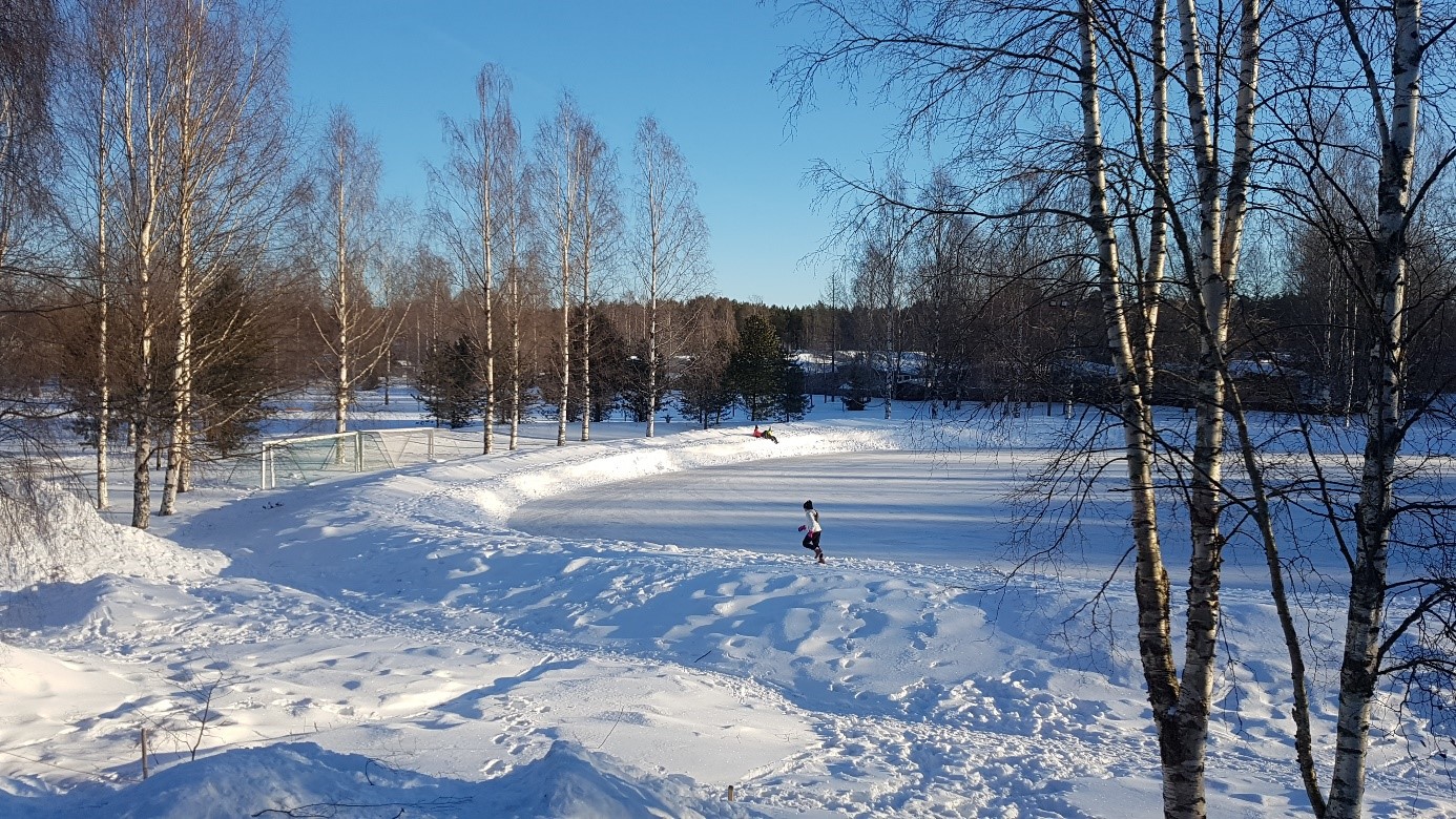 Sportvelden in winter van de Teacher Training School University Oulu Finland