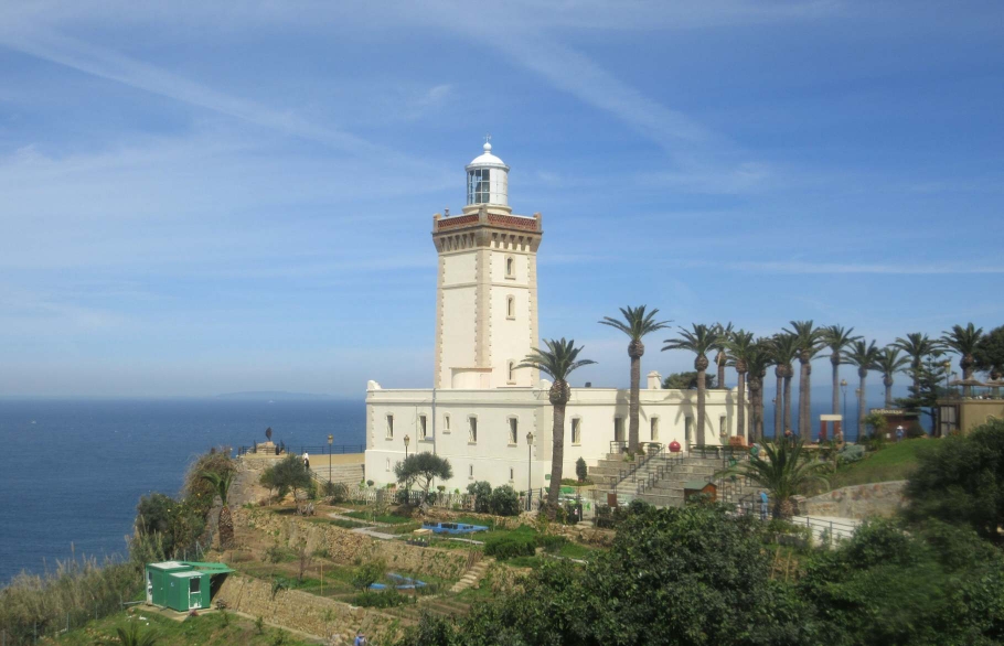 Cap Spartel. Nordwestlichster Punkt Afrikas. Links der atlantische Ozean, rechts das Mittelmeer. Ganz im Hintergrund Spanien.