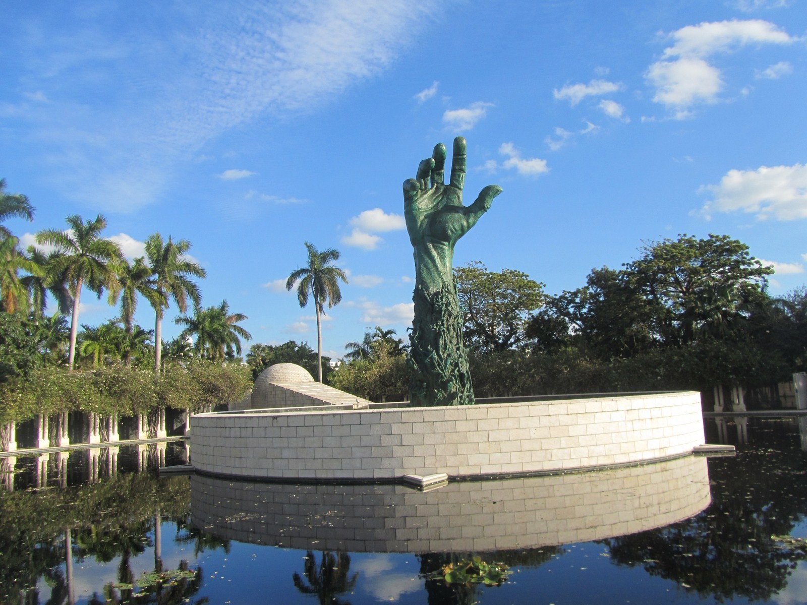 Le projet a été conçu par un comité des survivants de la Shoah en 1984. Le monument a été créé par Kenneth Treister à un emplacement indiqué par la Commission de la ville de Miami Beach, au croisement de l'avenue du méridien et du boulevard Dade.