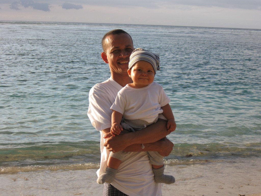Un papa avec son môme sur la plage de Flic-en-Flac