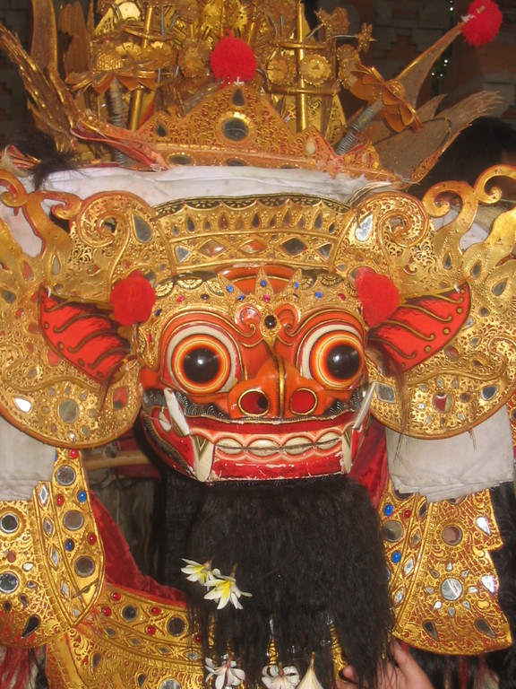 Barong, le dieu du bien qui doit faire peur au mal...