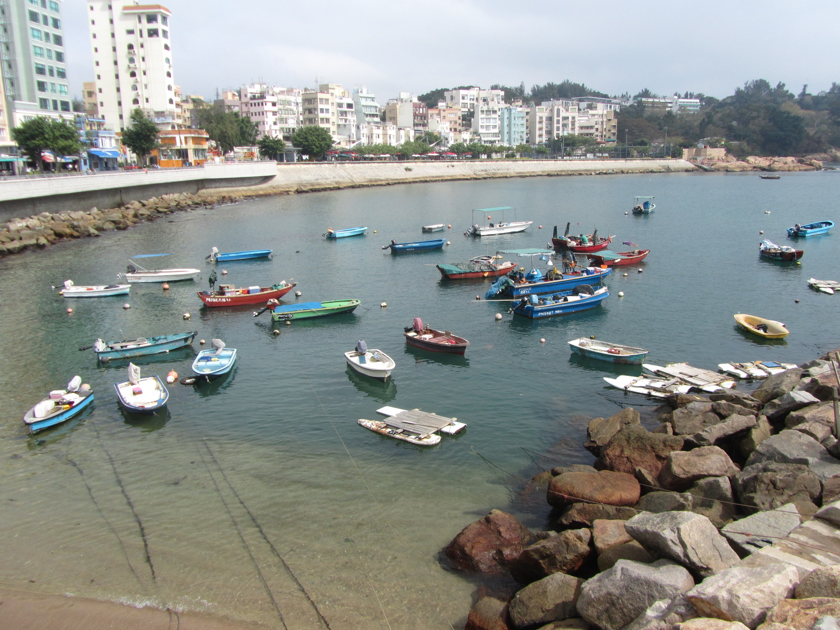 Stanley est une ville touristique située sur une péninsule dans le sud-est de l'île de Hong Kong