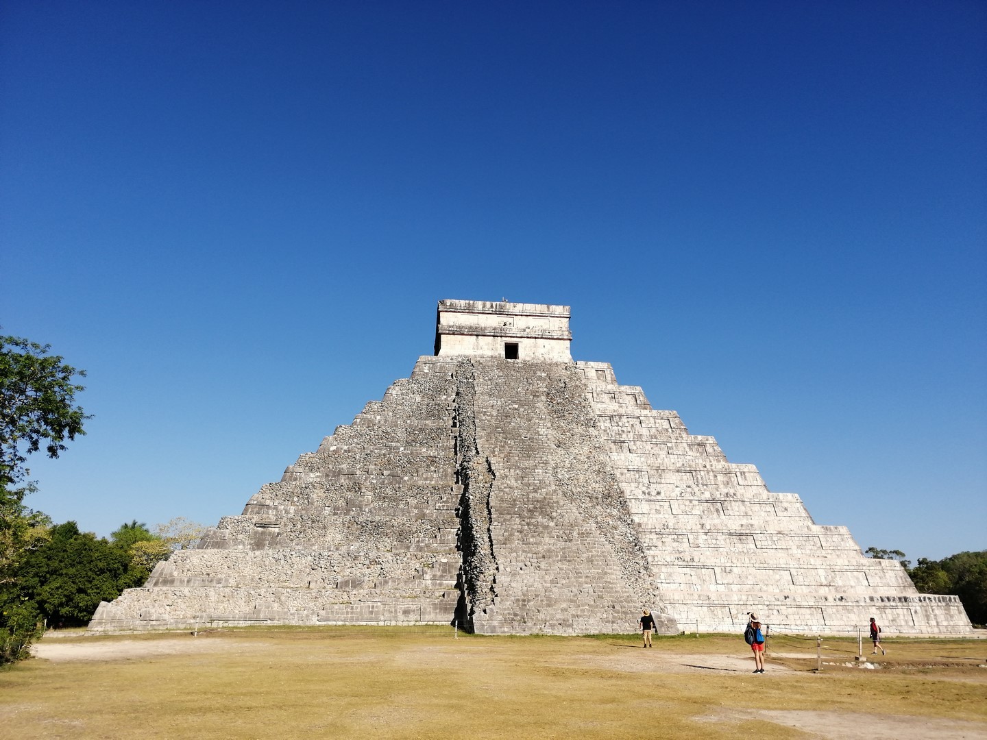 La présence d'une cité maya à cet endroit est due à la présence de deux puits naturels (cénotes) qui constituaient un trésor inestimable dans cette région dépourvue d'eau. 
