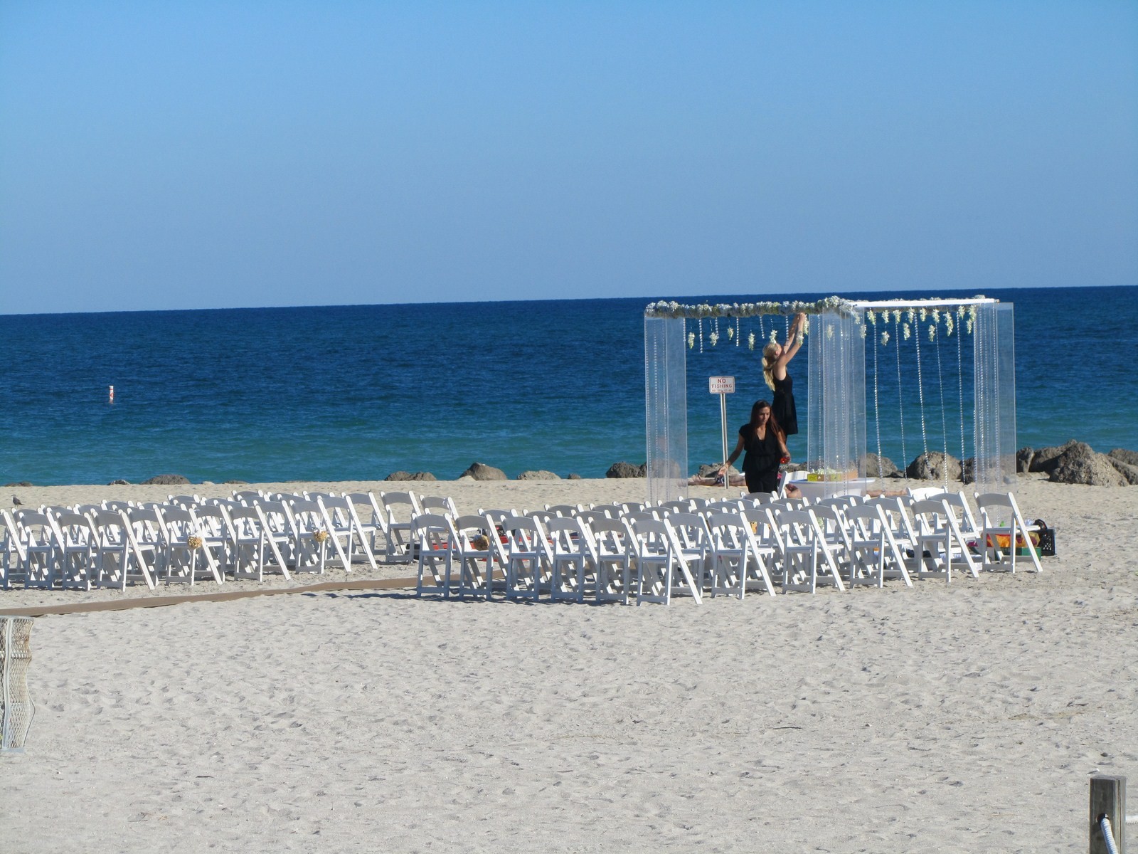 Préparatifs pour un mariage face à la mer 