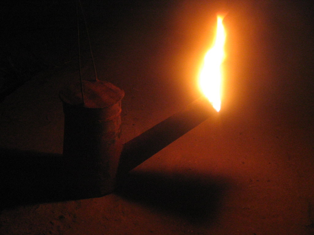 Lampe à huile sur le trottoir