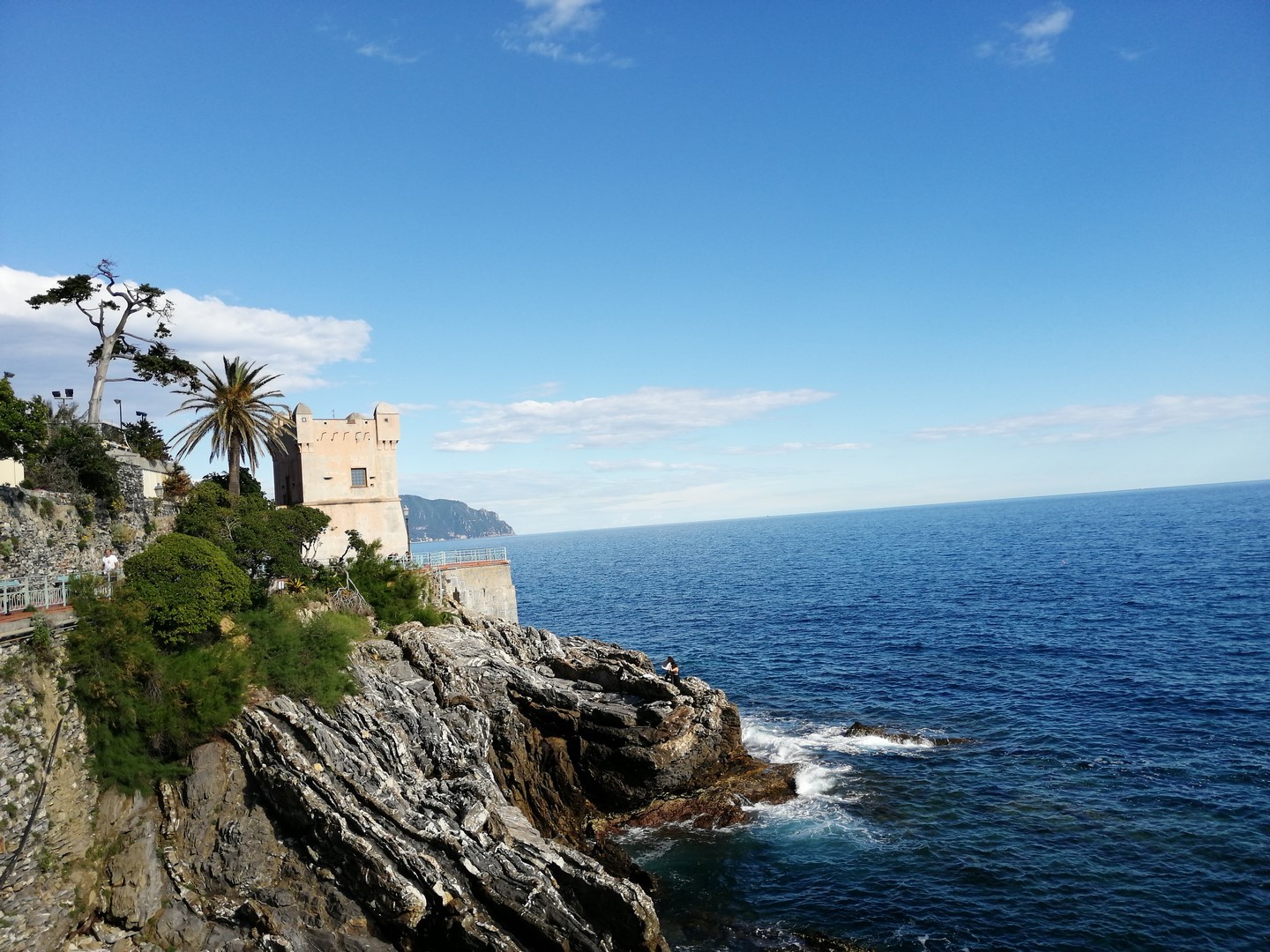 Ville  connue pour sa longue promenande le long de la mer .