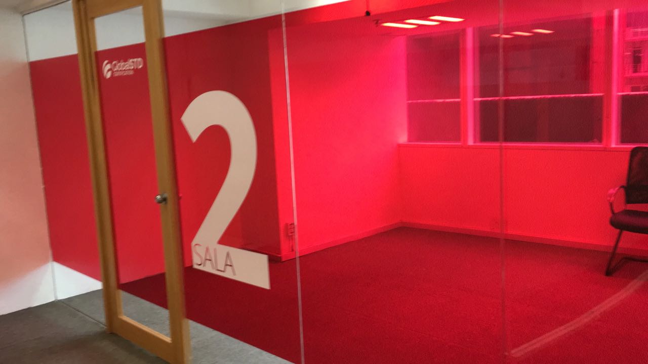 Polarizado de color rojo con logo en vinil para personalizar oficina 