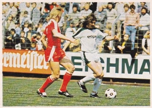 Nr. 194 Ewald Lienen (im Duell mit Bernd Förster im BL-Heimspiel gegen den VfB Stuttgart, Albumrubrik "Borussia Mönchengladbach")