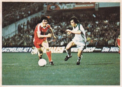 Nr. 56 Lothar Matthäus versucht, Bum Kun Cha vom Ball zu trennen (Albumrubrik "UEFA-Pokal-Finale 1980 gegen Frankfurt")