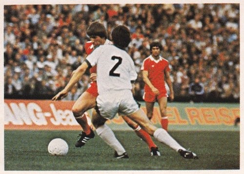 Nr. 55 Jürgen Fleer (Nr. 2) im Duell mit Bernd Nickel, im Hintergrund Werner Lorant (Albumrubrik "UEFA-Pokal-Finale 1980 gegen Frankfurt")