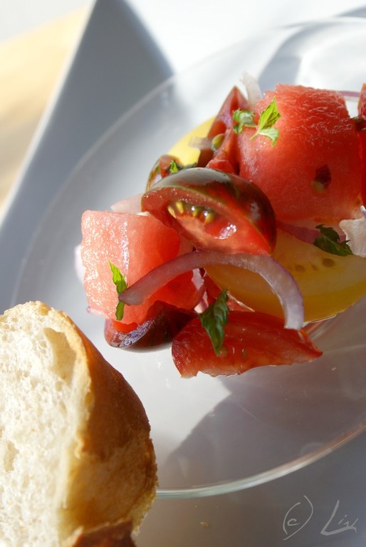 bunter Tomatensalat mit Wassermelone