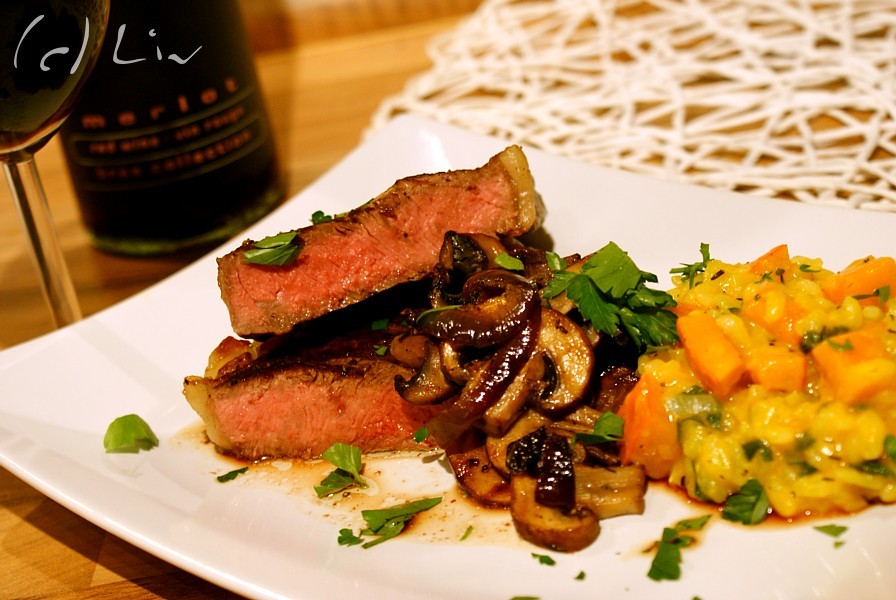 Gegrilltes Rindersteak mit Kürbisrisotto und Rotweinpilzen