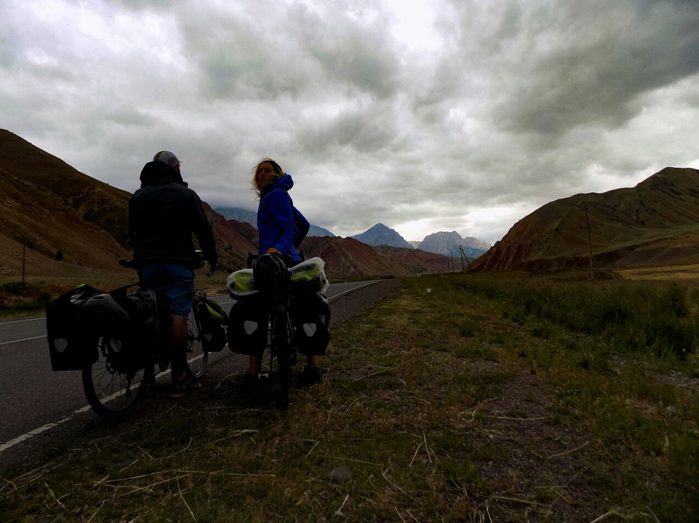 Face aux montagnes et aux glaciers du Tadjikistan 