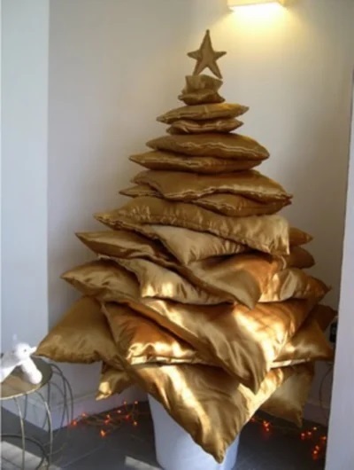 Weihnachtsbaum aus Kissen, gesehen auf curiousphotos.blogspot.ca