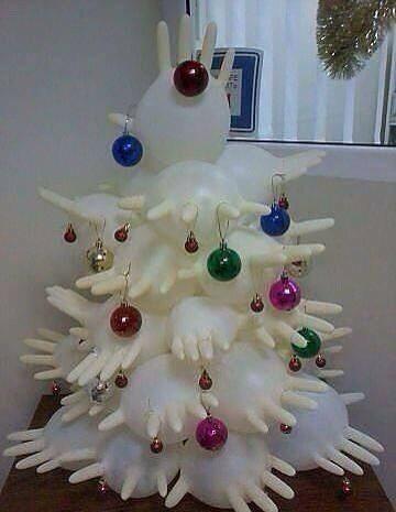 Weihnachtsbaum aus Gummihandschuhen, gesehen auf twitter.com