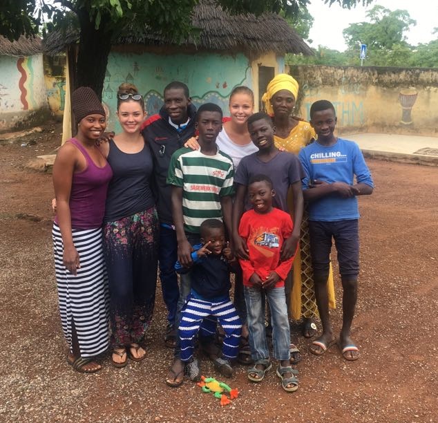 Anja und Lena mit der Familie des Schulleiters Hussein Salia