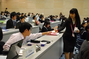 着席して討議する時に、連絡や発言のある人はメモに書き、サポートの大学生に届けてもらいます