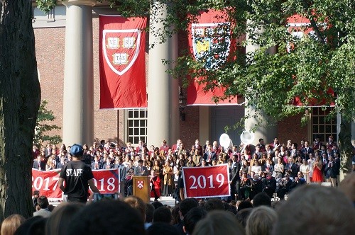 ハーバードの入学セレモニー。数字は卒業する年次で、「2019」が高島くん達新入生の学年