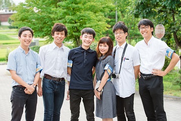 左から　猪股大輝くん(早稲田大学)、登阪亮哉くん(東京大学)、上田朔くん(東京大学)、   小出英理さん(京都大学)、北口智章くん(東京大学)、小坂真琴くん(東京大学)