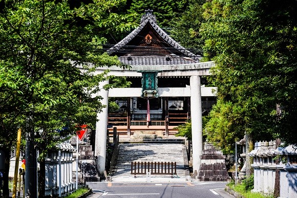 八日市駅からほど近い松尾神社