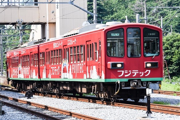 八日市駅を発車する近江鉄道