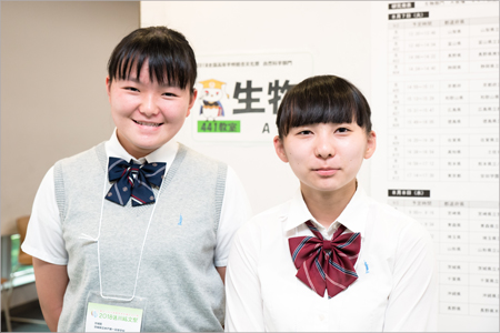 左から　丸岡紗英さん(3年)、宮部真美さん(3年)