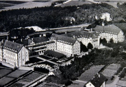 C’est dans le camp d’Untermachtal, aménagé dans un hospice tenu par des religieuses, que plusieurs familles de réfractaires sundgauviens ont été entassées en 1943. 