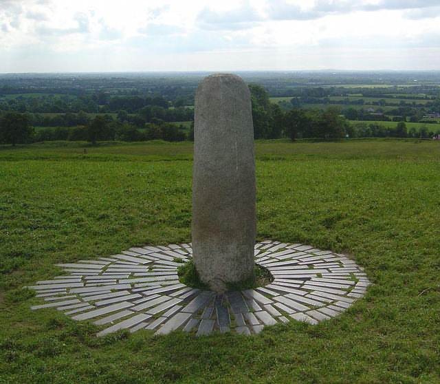 Lia Fáil (Piedra del Destino) en la cima de la Colina de Tara, Irlanda.  