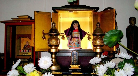 Muñeca Okiku en el templo Mannenji, en la ciudad de Iwamizawa, Japón.