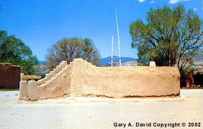 Kiva en San Ildefonso Pueblo, Nuevo México. Los kivas de los antiguos Hopi eran redondos como éste, pero después se volvieron rectangulares. 