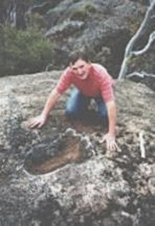 Huella gigante fosilizada encontrada por Rex Gilroy en 1970 en Australia.