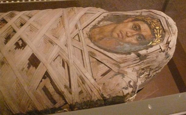 Momia con un panel de Fayum retrato insertada de un joven de sexo masculino. Época romana. Encáustica sobre madera de tilo, ropa, restos humanos. © Anuncio Meskens / Wikimedia Commons