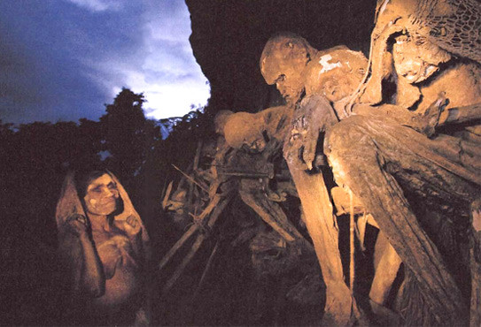 CLAROS EQUÍVOCOS: Una mujer visita a sus muertos pintada con arcilla de tonos claros, señal de luto entre los angus, que relacionan el color claro de la piel con los espíritus. De ahí que los primeros europeos fueran vistos como seres del más allá. Artíc