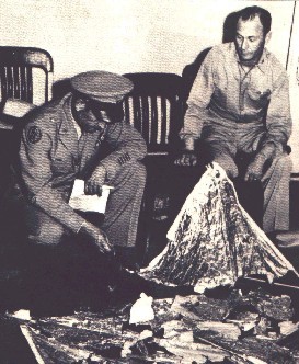 Oficiales de la U.S. Air Force observando restos del globo sonda que fue puesto en lugar del OVNI siniestrado en Roswell. 