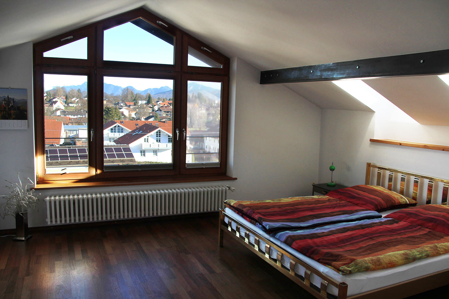 Schlafzimmer im Dachgeschoss mit Blick über Murnau