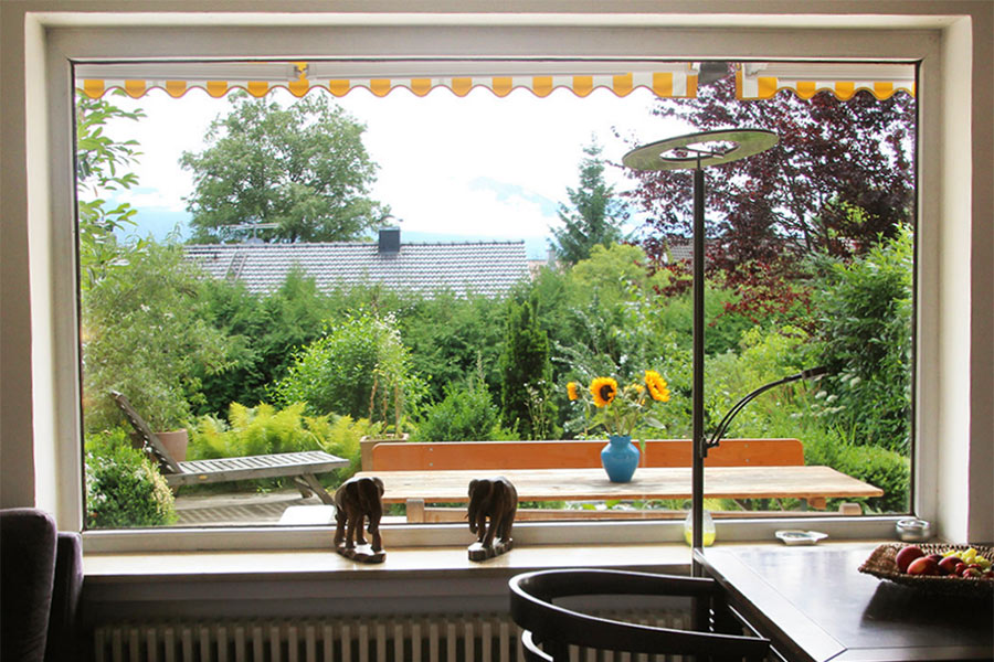 Großes Südfenster mit Blick in den Garten