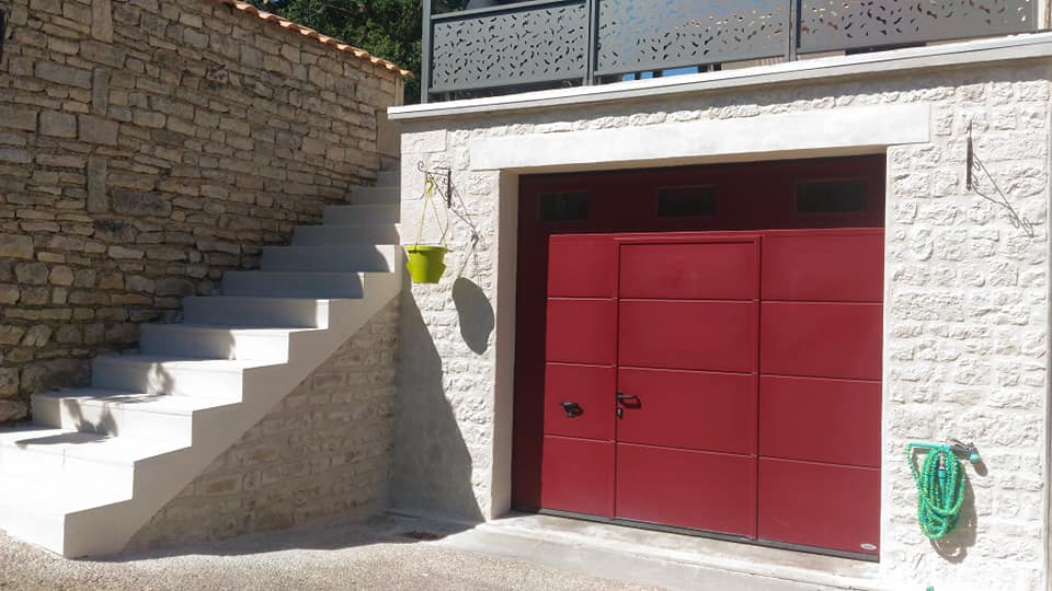 Réfection de l'escalier, pose de balustres, parement en pierre.