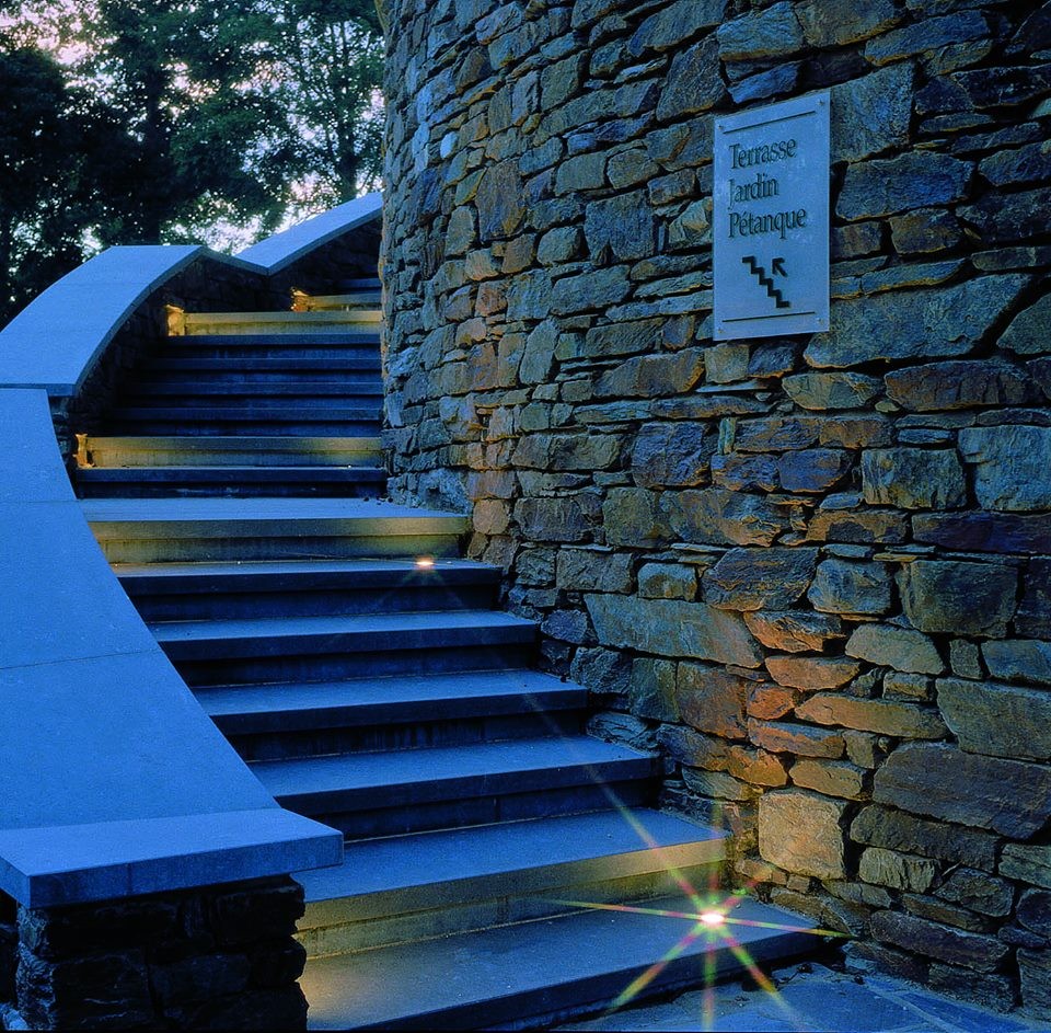 Escaliers pierre bleue et maçonnerie de pierre du pays.