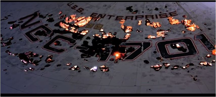 der meiner Ansicht nach best gelungene Effekt im Film: der Namenszug der 1701 Enterprise geht in Flammen auf, das Schiff explodiert