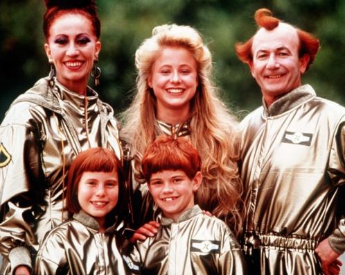 Die Familie: vorne links: Lauren Hewitt als X, hinten links: Jan Friedl als Mutter Renée, vorne Mitte. Jeffrey Walker als Qwrk, hinten Mitte: Silvia Seidel als Dovis, rechts: Bruce Myles als Vater Mortimer