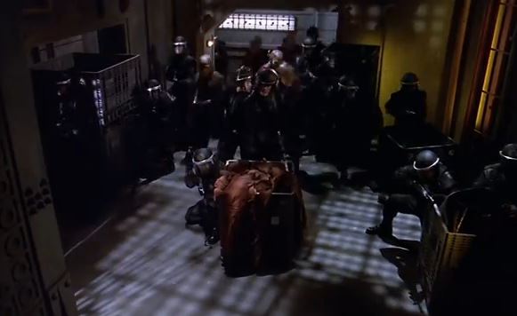 toller Storybogen: Babylon 5 hat seine Unabhängigkeit von der Erde erklärt und zahlt einen hohen Preis dafür