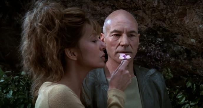 Donna Murphy als  Anij und Sir Patrick Stewart in seiner Paraderolle als Jean Luc Picard