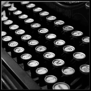 gros plan touches machines à écrire ancienne - lien categorie collections