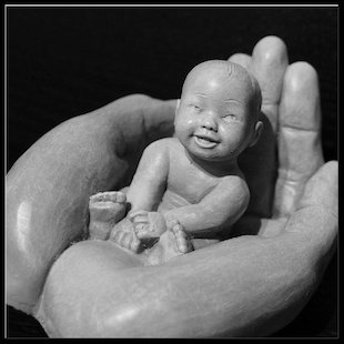 sculpture bebe dans des mains adultes-lien categorie kids babies