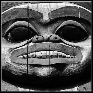 gros plan totem tribal ancien-lien categorie ethnique