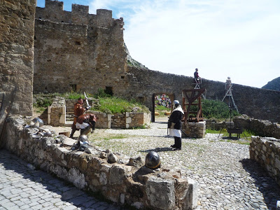 Duel à l'épee dans la cour du château de Baulx