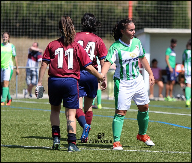 Sara Carrillo junto a Mar Luzuriaga e Irati Uriarte en amistoso entre Pradejón y Eibar verano 2017    -    Foto: Javi Urola